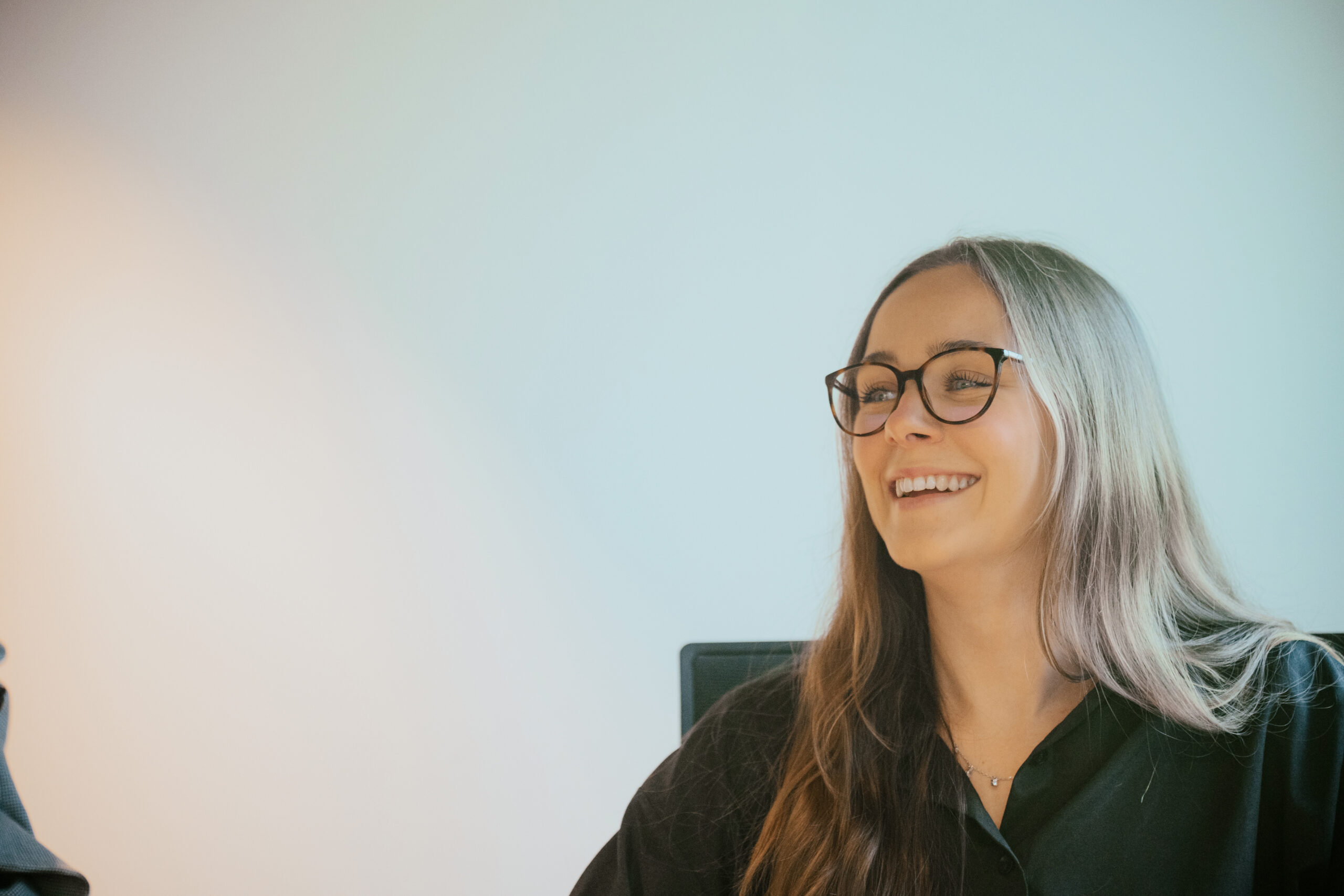 Autosecure Mitarbeiterin klärt über Sicherheitsrichtlinien für Unternehmen auf