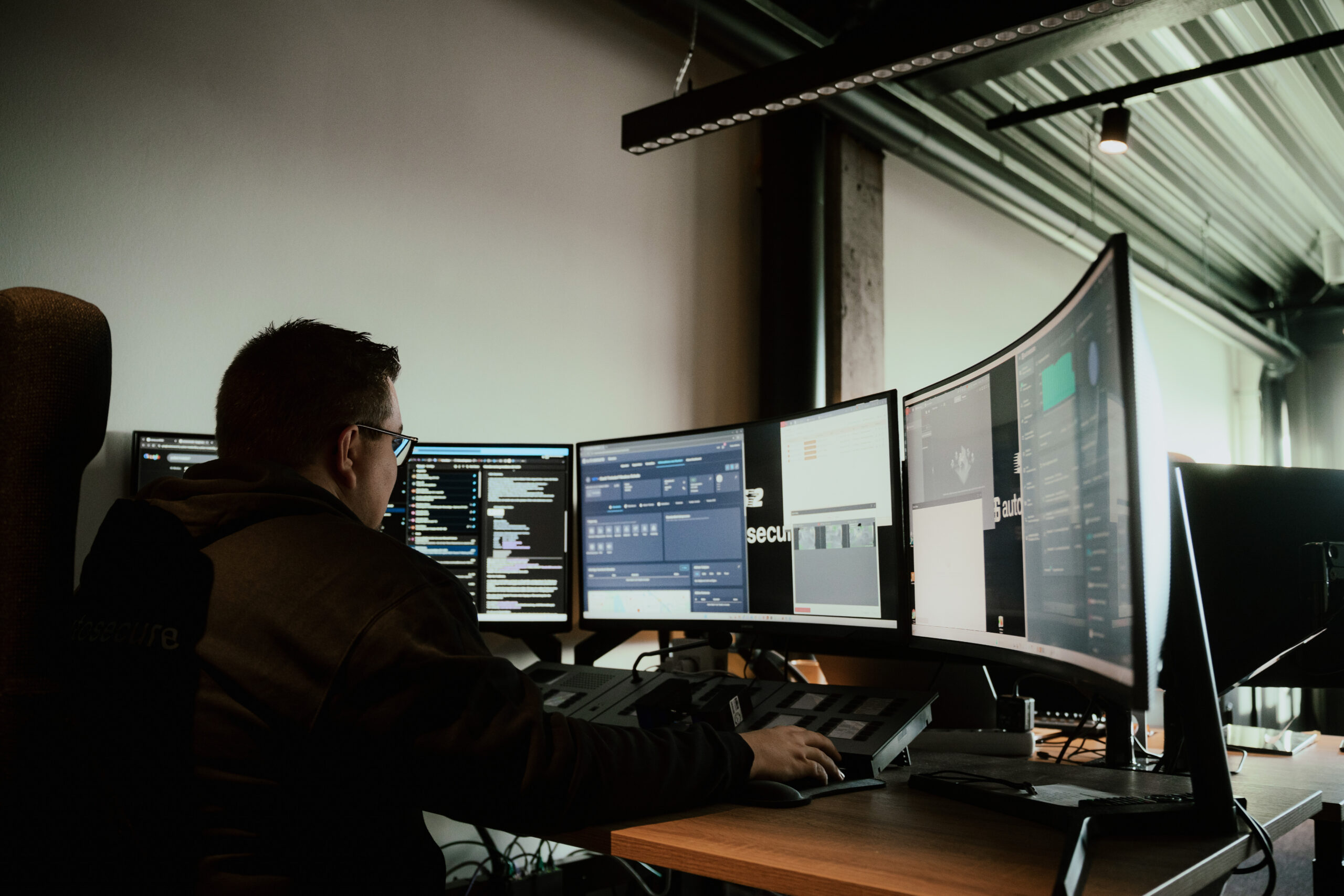 Autosecure Mitarbeiter überwacht Kunden über die Leitstelle