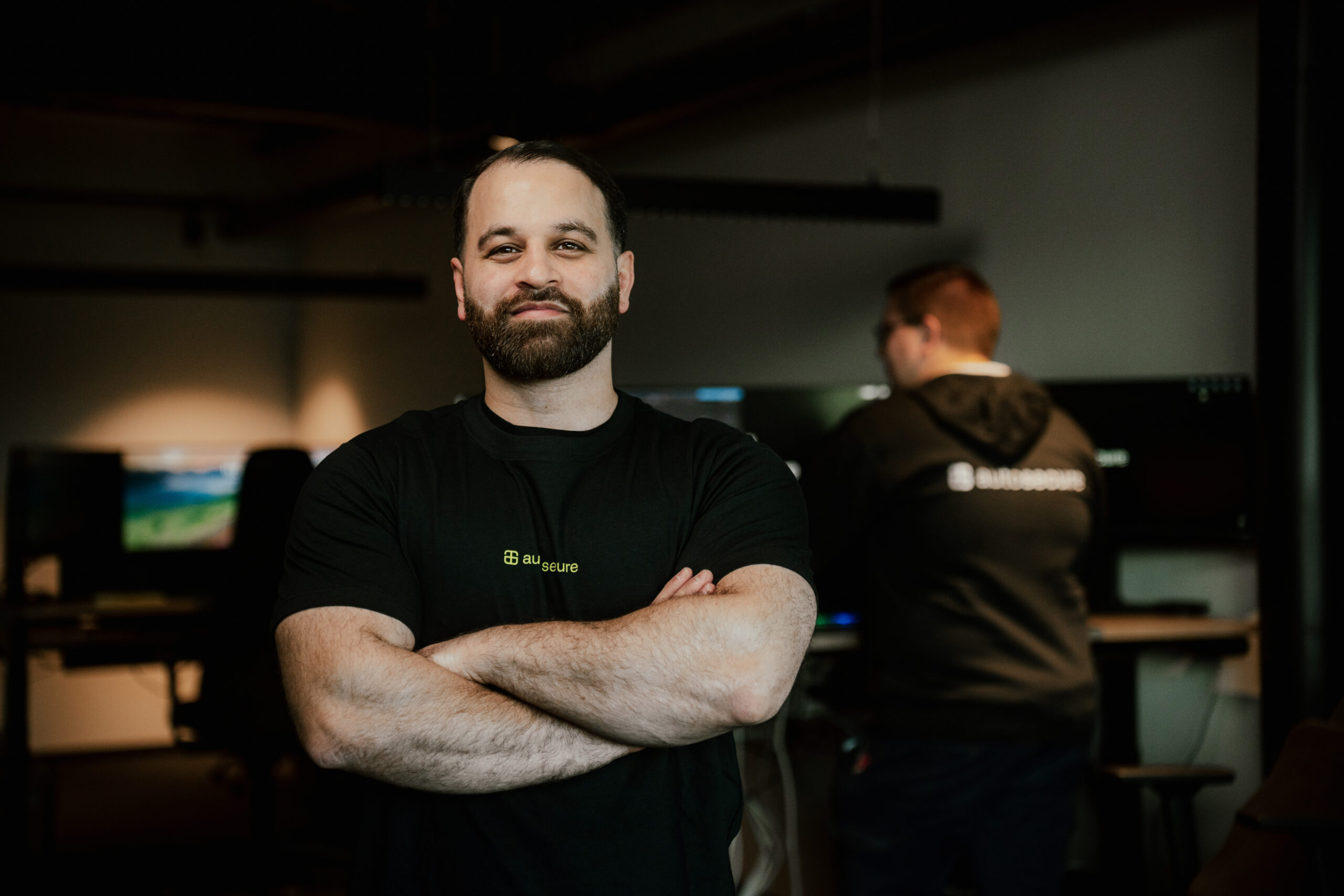 Portrait von Autosecure Mitarbeiter im Büro der Leitstelle